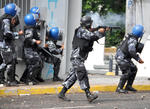 3-manifestacion-deja-protestantes-heridos-y-tropas_imagen_full.jpg